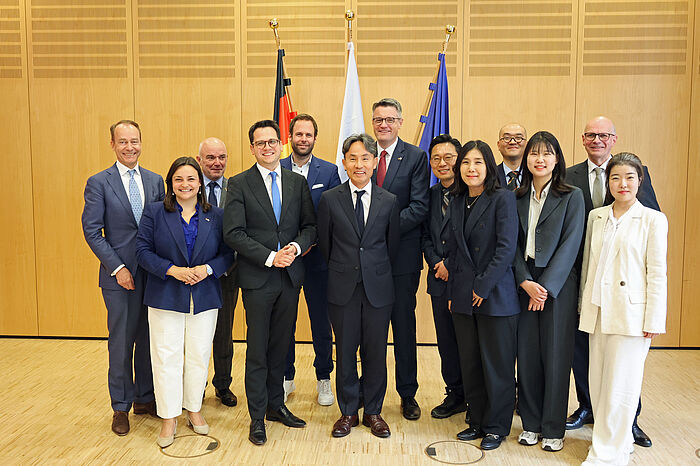 Deutsch-koreanischer Austausch im Haus der StädteRegion: Städteregionsrat Dr. Tim Grüttemeier (Mitte) empfing eine Delegation des koreanischen Ministeriums für Handel, Industrie und Energie sowie Vertreter der Wirtschaftsförderung AGIT und der Region.
