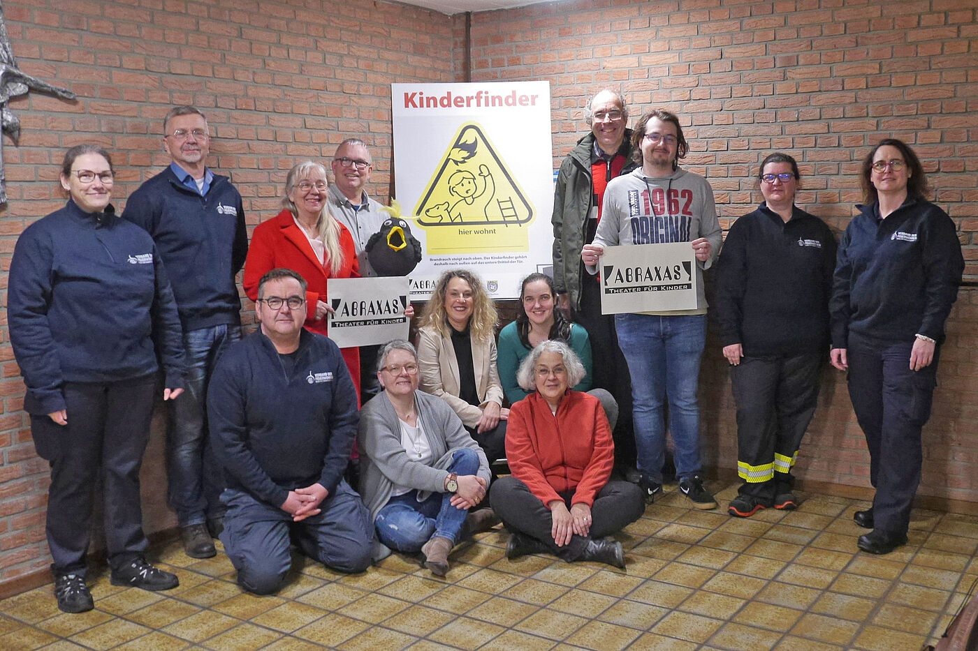 Mehrere Menschen vor einem Plakat