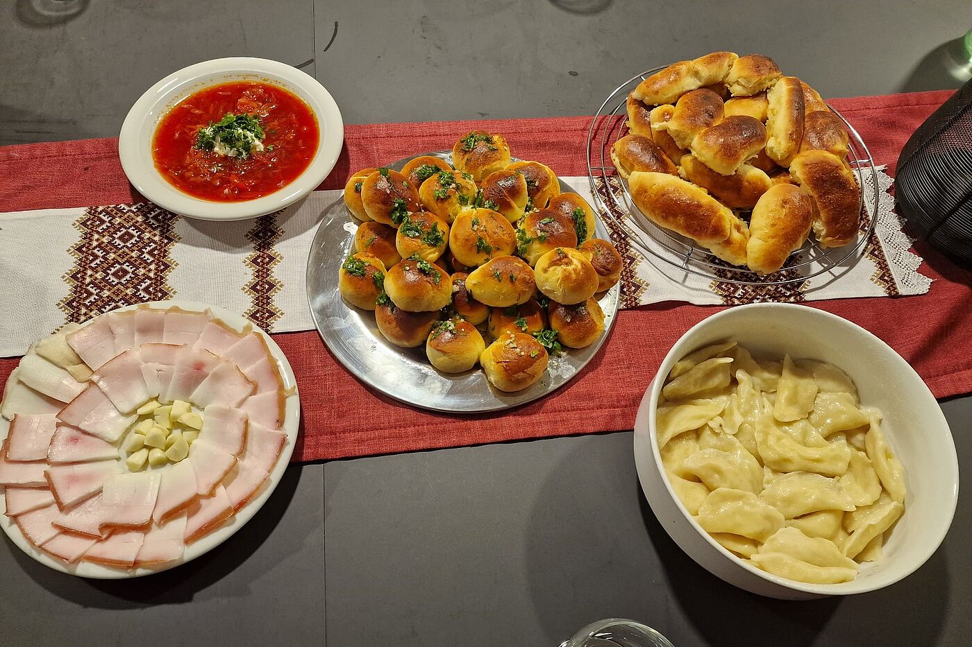 Verschiedene ukrainische Gerichte auf einem Tisch.