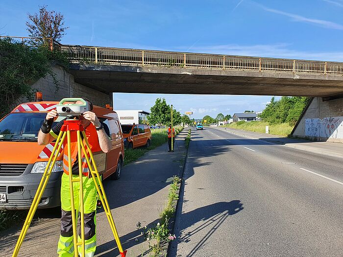 Höhenbeobachtung mit einem Nivellier im Außendienst