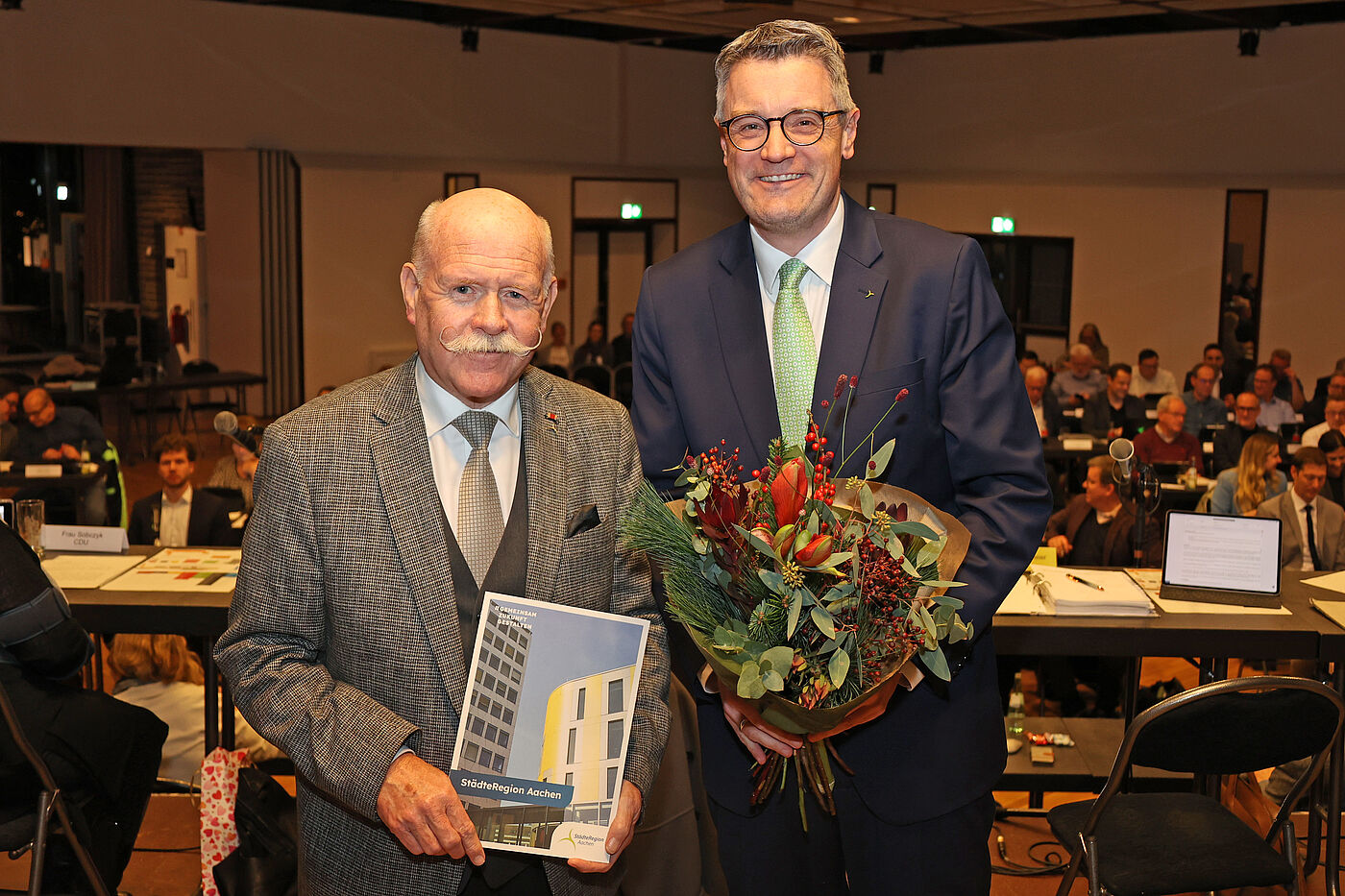 Zwei Männer mit Blumenstrauß