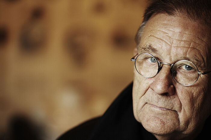 Irmin Schmidt, © Steve Gullick Männergesicht, das in die Kamera schaut.