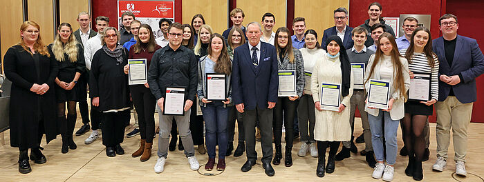 Gruppenfoto von 25 junge Erwachsenen, die mit einem Ehrenamts-Stipendien geehrt wurden.