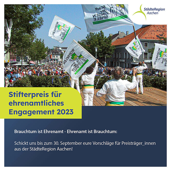 Fahnenschwenke werfen ihre Fahnen in die Luft