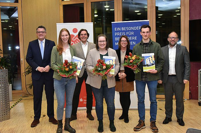 Gruppenfoto mit Preisträgern des Stifterpreises Lea Daniels, Annika Carduck und Felix Wilden aus Würselen