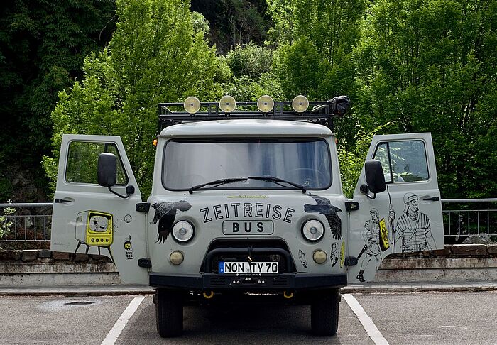 Der Zeitreisebus von vorne mit geöffneten Türen