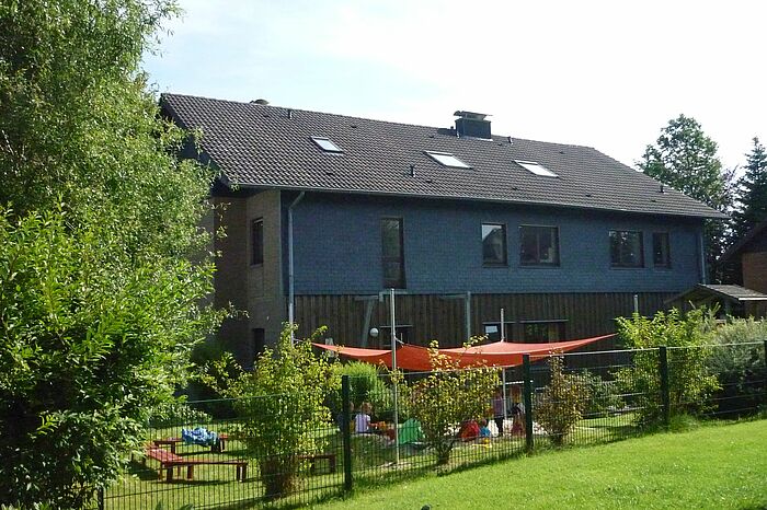 Foto des Kitagebäudes mit Aussengelände