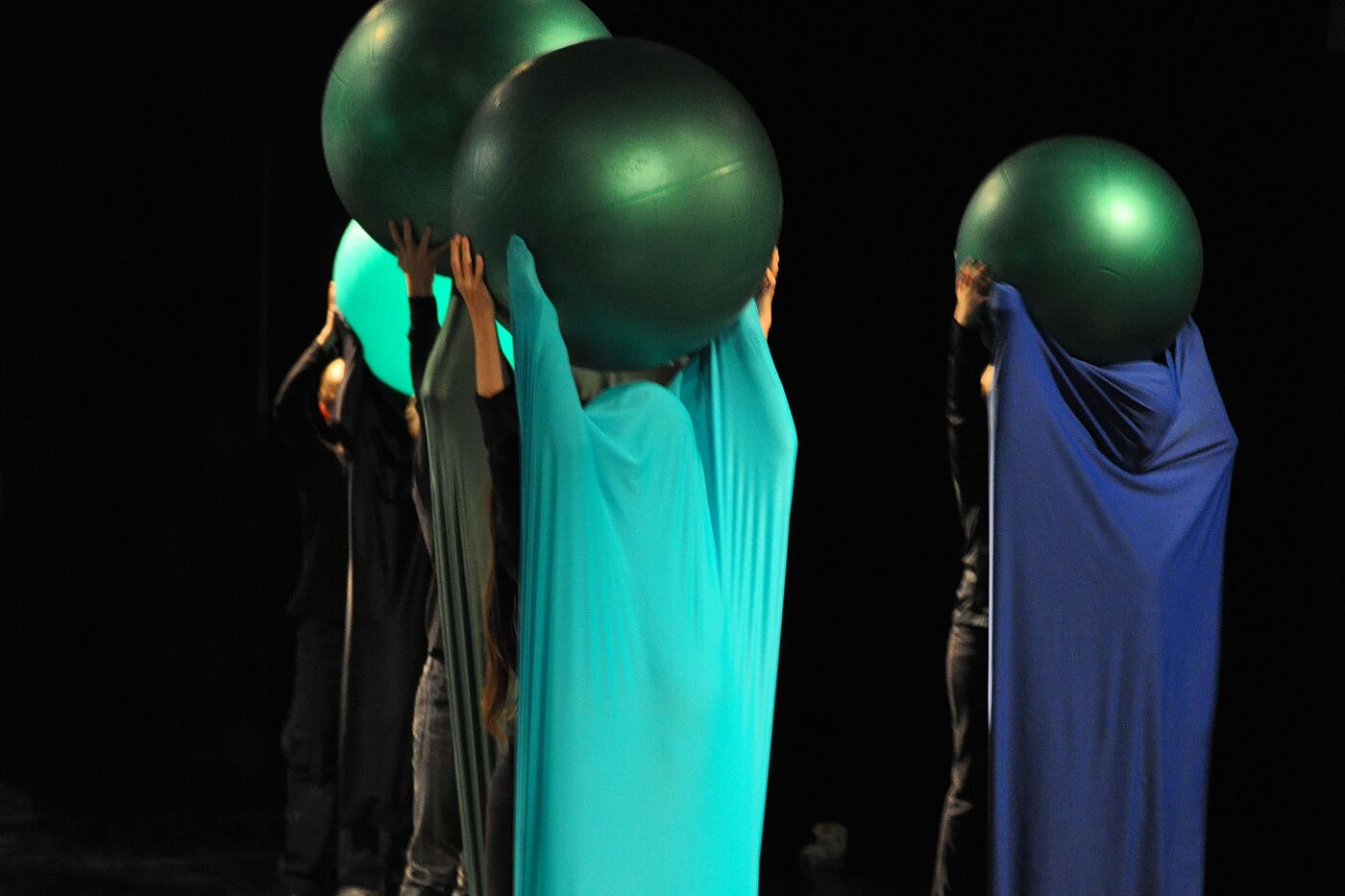 als Regentropfen verkleidete Kinder auf der Bühne