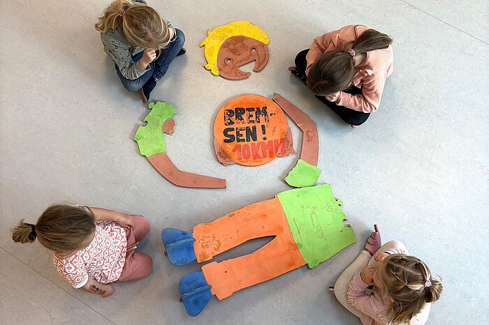 Die Wiesenzauber-Kinder sind traurig und wütend, dass ihre Warnfiguren vor der Kita zerstört wurde. Die Wiesenzauber-Kinder sind traurig und wütend, dass ihre Warnfiguren vor der Kita zerstört wurde.