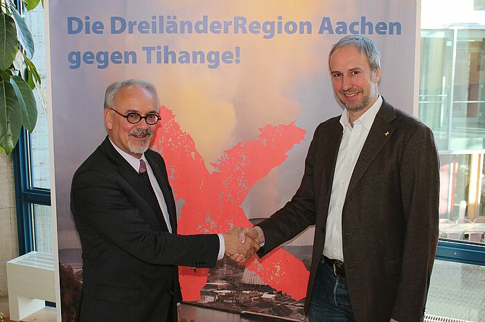 Die StädteRegion Aachen und Greenpeace Deutschland kämpfen ab sofort gemeinsam gegen Tihange. Das haben Städteregionsrat Helmut Etschenberg (li.) und Thomas Breuer, der eigens zum Gespräch aus Hamburg angereist war, jetzt in Aachen vereinbart.