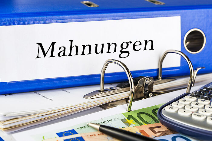 Ordner mit Aufschrift Mahnungen