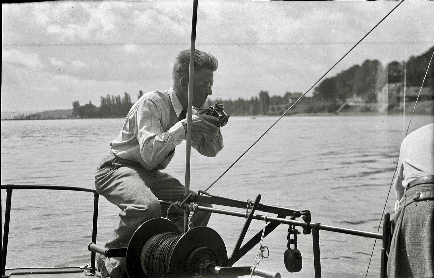 Der Fotograf Fide Struck wird während seiner Arbeit auf einem Boot gezeigt