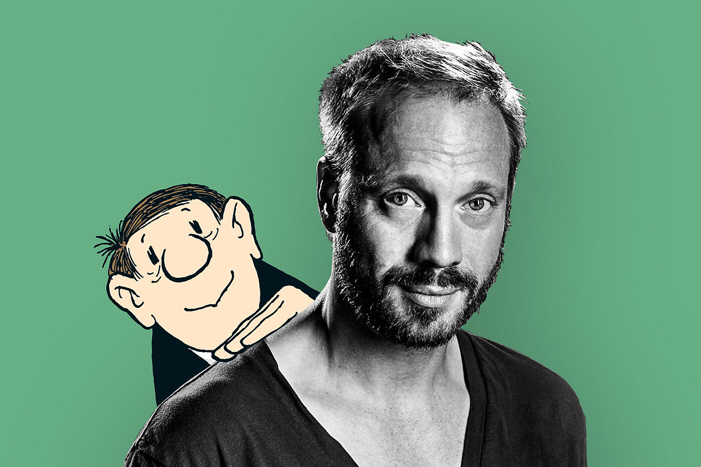 Der Schauspieler Johann von Bülow ist vor grünem Hintergrund zu sehen, hinter ihm eine gezeichnete Figur von Loriot