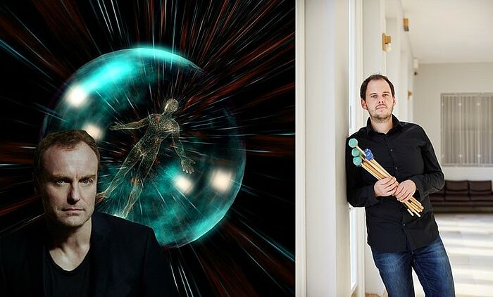 Die Zeitmaschine links: Der Schauspieler Mark Waschke im Hintergrund eine durchsichtige Kugel in der ein halb durchsichtiger Mensch schwebt. Rechts der Musiker Stefan Weinzierl mit Drumsticks in der Hand