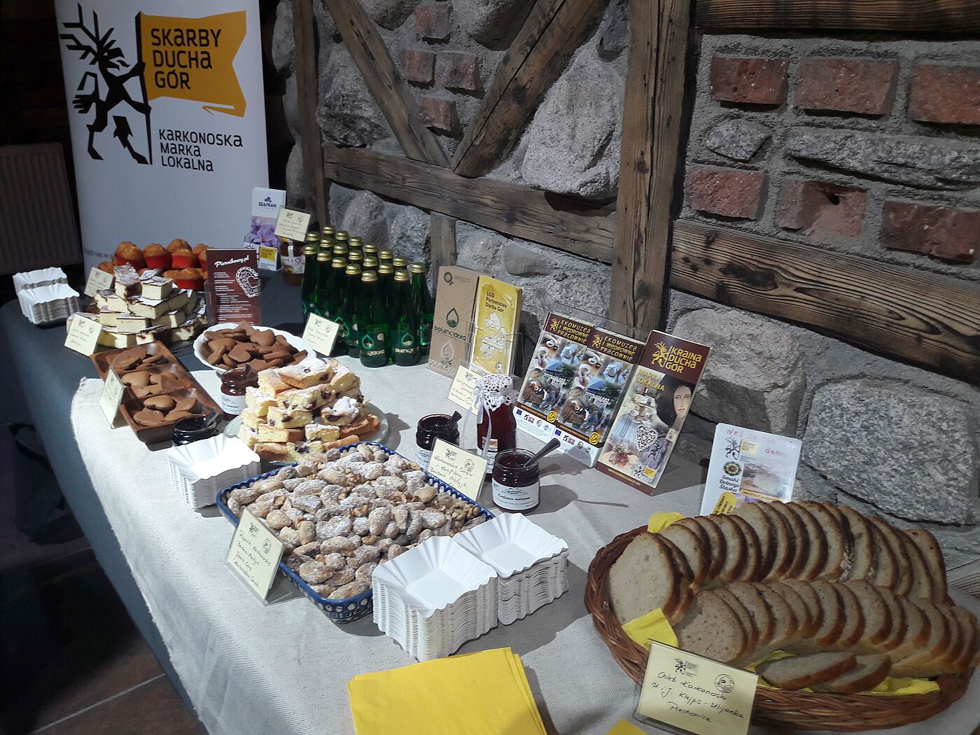 Tisch mit traditionellen polnischen Lebensmitteln 