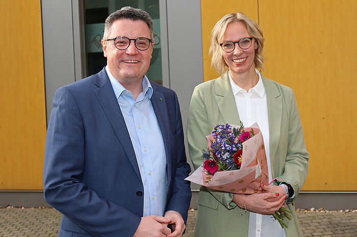 Städteregionsrat Dr. Tim Grüttemeier gratuliert der neuen Schulaufsichtsbeamtin für die Förderschulen, Sabine Baranowski.