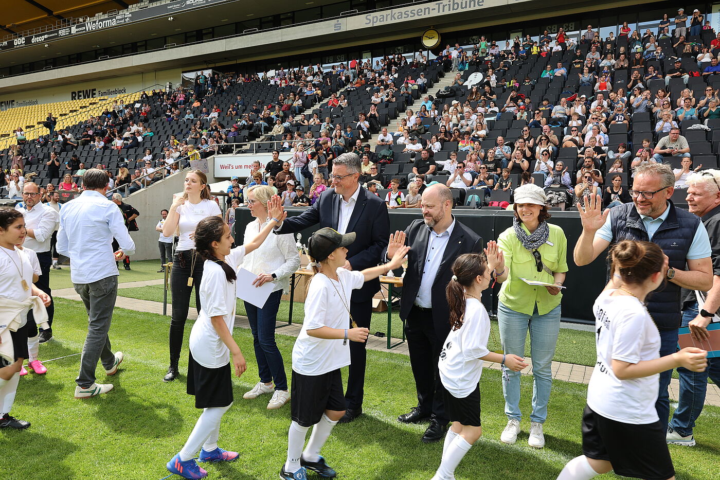 Viele Kinder mit Fußballtrikots