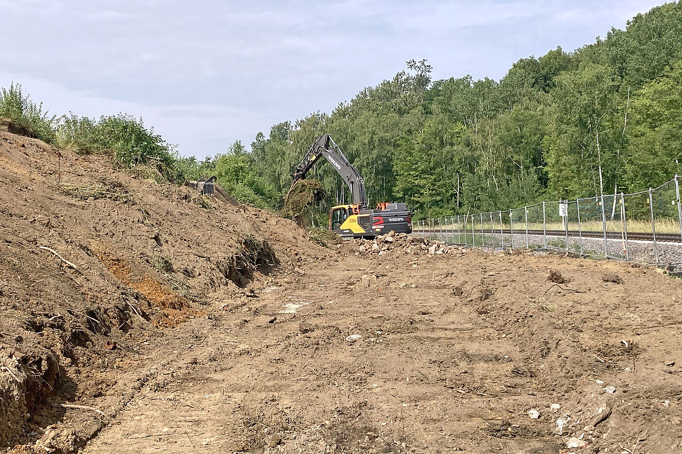 Die Arbeiten am 4. Bauabschnitt des Bahntrassenradwegs Aachen-Jülich haben jetzt in Mariadorf begonnen. Rechts die neuen Gleise der Euregiobahn Richtung Hoengen.