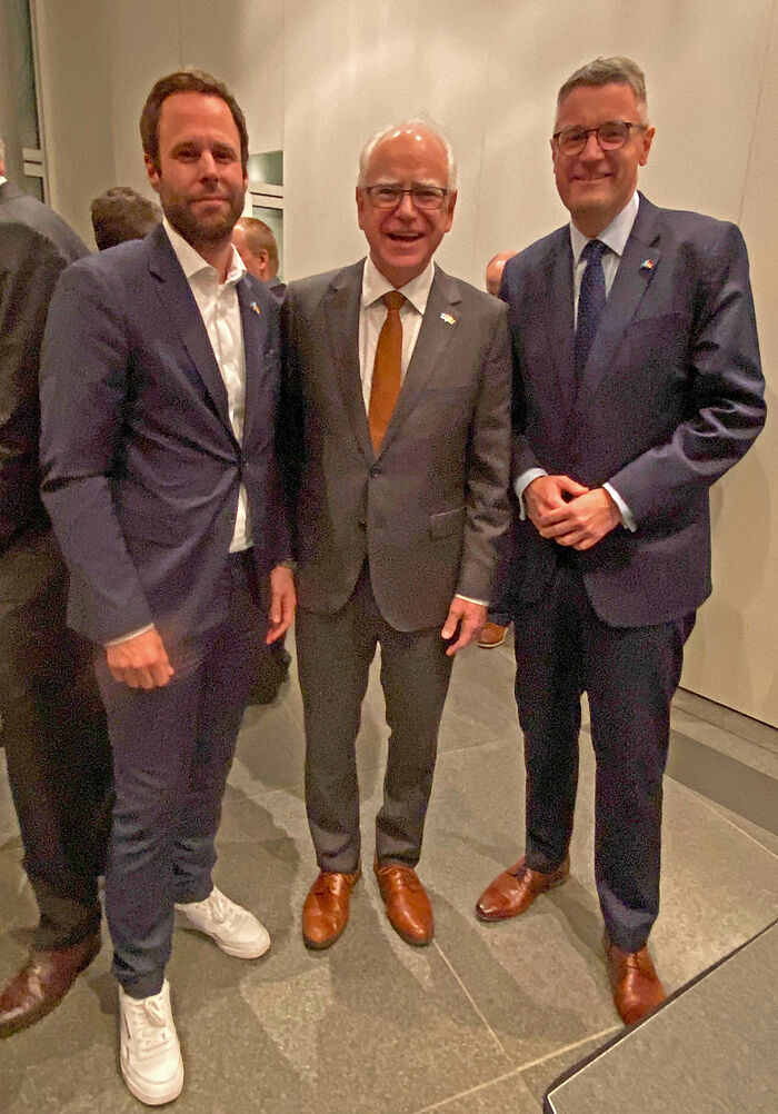 Der Gouverneur des US-Bundesstaates Minnesota, Tim Walz (Mitte) im Austausch mit Städteregionsrat Dr. Tim Grüttemeier (rechts) und Sven Pennings, Geschäftsführer der AGIT mbH.
