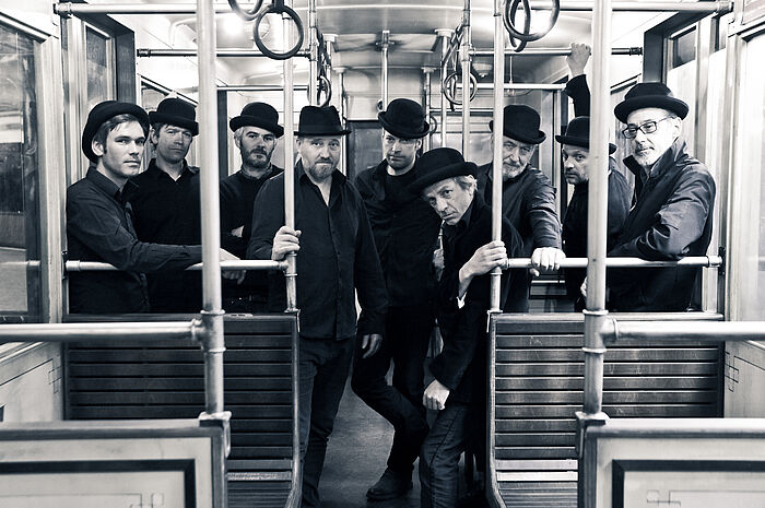 Ljodahatt Die Band Ljodahatt stehend in einem Straßenbahnwagen