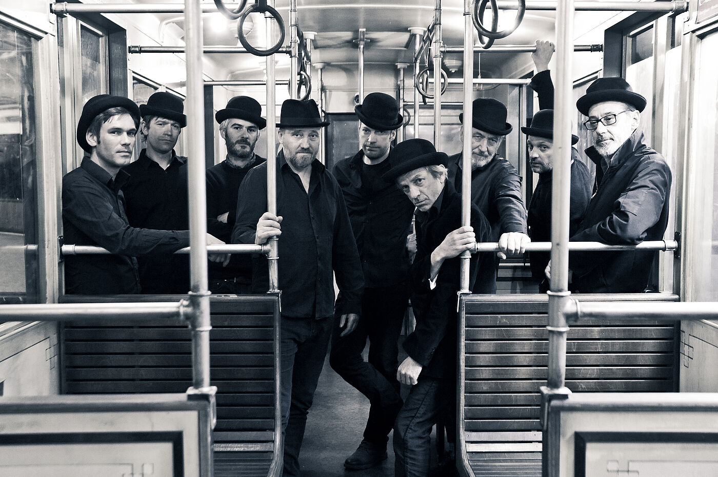 Die Band Ljodahatt stehend in einem Straßenbahnwagen