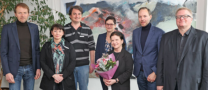Martina Brunke (3.v. r.) ist jetzt vom Jugenddezernenten Markus Terodde (links) in den Ruhestand verabschiedet worden. Auch (v.l.n.r.): Sabine Stirnnagel (Schwerbehindertenvertretung), Patrick Gier (Personalrat), Ellen Wirtz (Zentrale Dienste), Sebastian Heyn und Alexander Franzen (beide: Amt für Kinder, Jugend und Familie) gaben der beliebten Kollegin die besten Wünsche mit auf den Weg