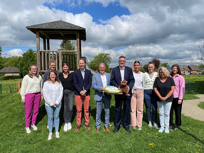 Städteregionsrat Dr. Tim Grüttemeier, Bürgermeister von Simmerath, Bernd Goffart und der Leiter des Amtes für Kinder, Jugend und Familie, Sebastian Heyn, waren zu Besuch in der Kita Kletterkiste in Simmerath-Strauch, um den Erzieherinnen zum Tag der Kinderbetreuung ihren Dank auszusprechen.