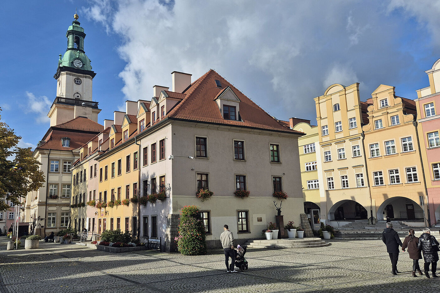 Bei der diesjährigen Bürgerfahrt in den Partnerkreis Riesengebirge steht auch wieder der historische Stadtkern von Jelenia Góra mit dem Rathaus auf dem umfassenden Programm.