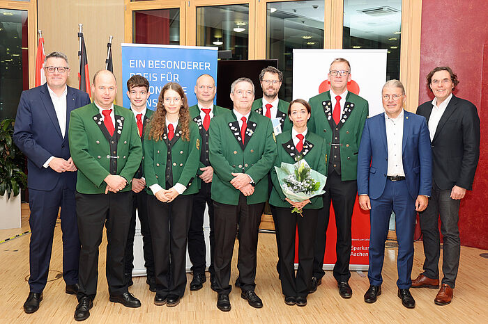 Gruppenfoto mit Vertretern vom Musikverein „Eifelklänge Eicherscheid“