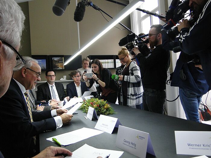 Unterschrift der Klage durch Städteregionsrat Helmut Etschenberg in Brüssel