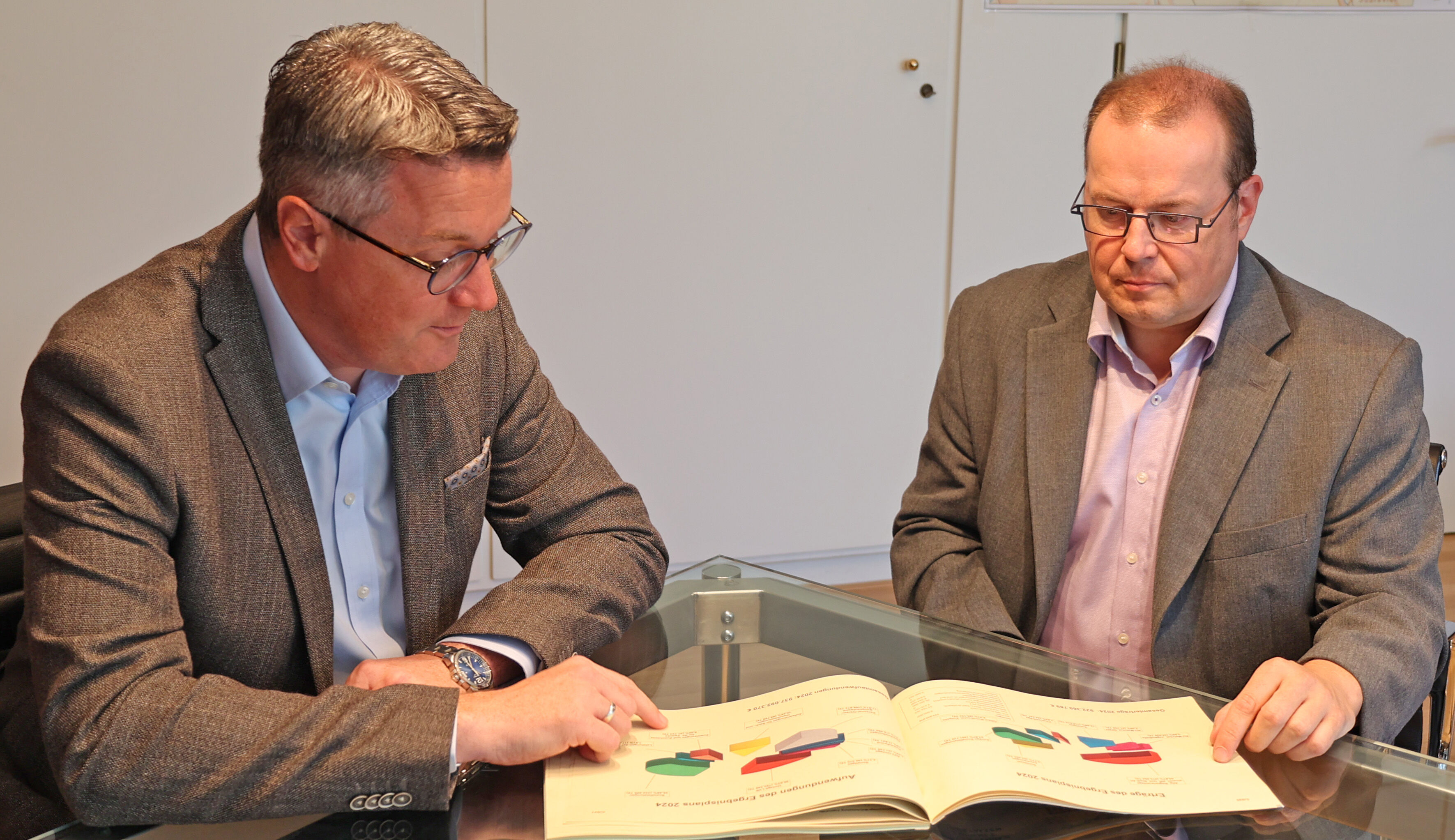 Dr. Tim Grüttemeier (l.) und der Kämmerer Thomas Claßen besprechen die Kernzahlen des Haushaltsentwurfs für das Jahr 2024.