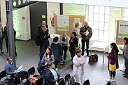 Blick auf Konferenzteilnehmende von Galerie aus.