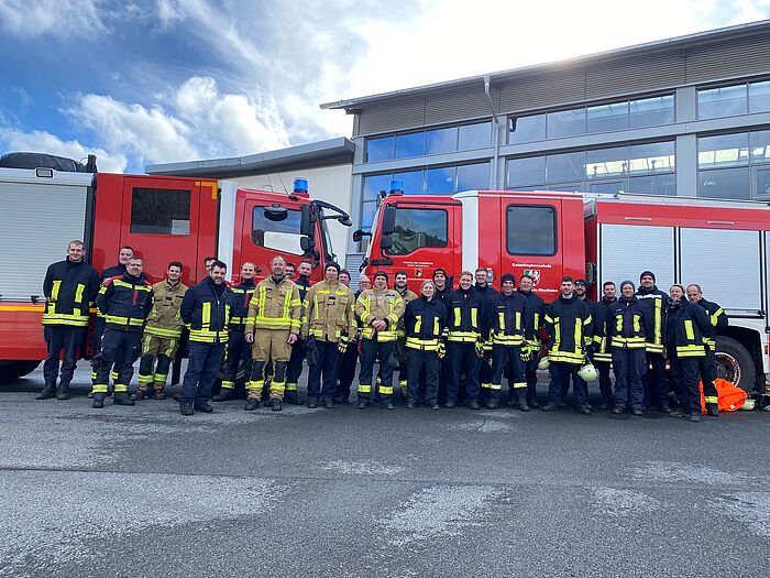 Absolvierten den Lehrgang zum Maschinisten am Jahresanfang erfolgreich: 23 Feuerwehrleute aus der gesamten StädteRegion Aachen und ihre Ausbilder. 