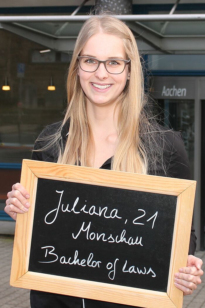 Juliana Dickmeis hält Tafel mit ihrem Namen, ihrem Alter und ihrem Ausbildungsberuf