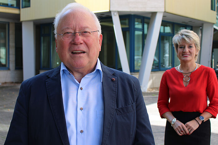 Theo Steinröx, im Hintergrund steht Claudia Ernert