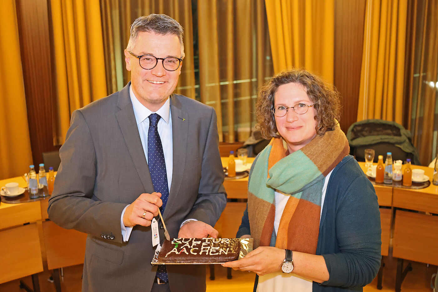 Ein Mann und eine Frau mit einer Printe.