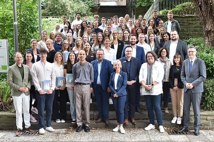 Insgesamt 59 Nachwuchskräfte in neun Ausbildungsberufen haben am 01. August bei der StädteRegion Aachen angefangen.