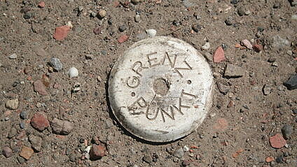 Ein in den Boden eingelassenes Grenzzeichen