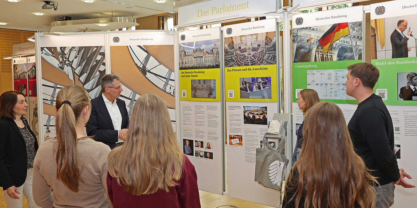 Anna Pulcher und Michael Hesse (links und 3. V. l.), freie Mitarbeiter der Verwaltung des Bundestages, stehen den Besucherinnen und Besuchern für Fragen und Anregungen zur Verfügung und führen auch durch die Wanderausstellung.