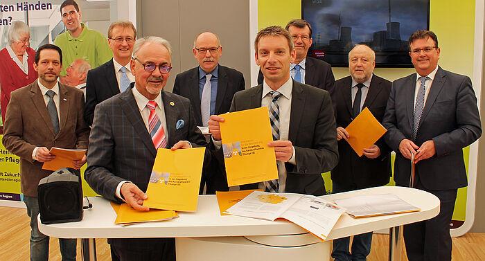 Bild (StädteRegion Aachen) Städteregionsrat Helmut Etschenberg (vorne links) und der Aachener Beigeordnete Dr. Markus Kremer (vorne rechts) haben jetzt auf der Aachener EUREGIO-Wirtschaftsschau gemeinsam mit vielen Partnern der „DreiländerRegion gege