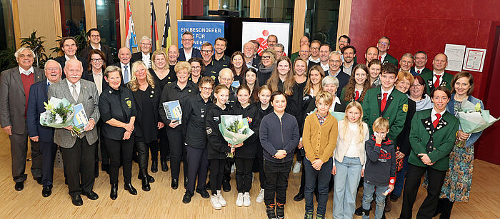 Gruppenfoto von allen Preisträgern und Gratulanten