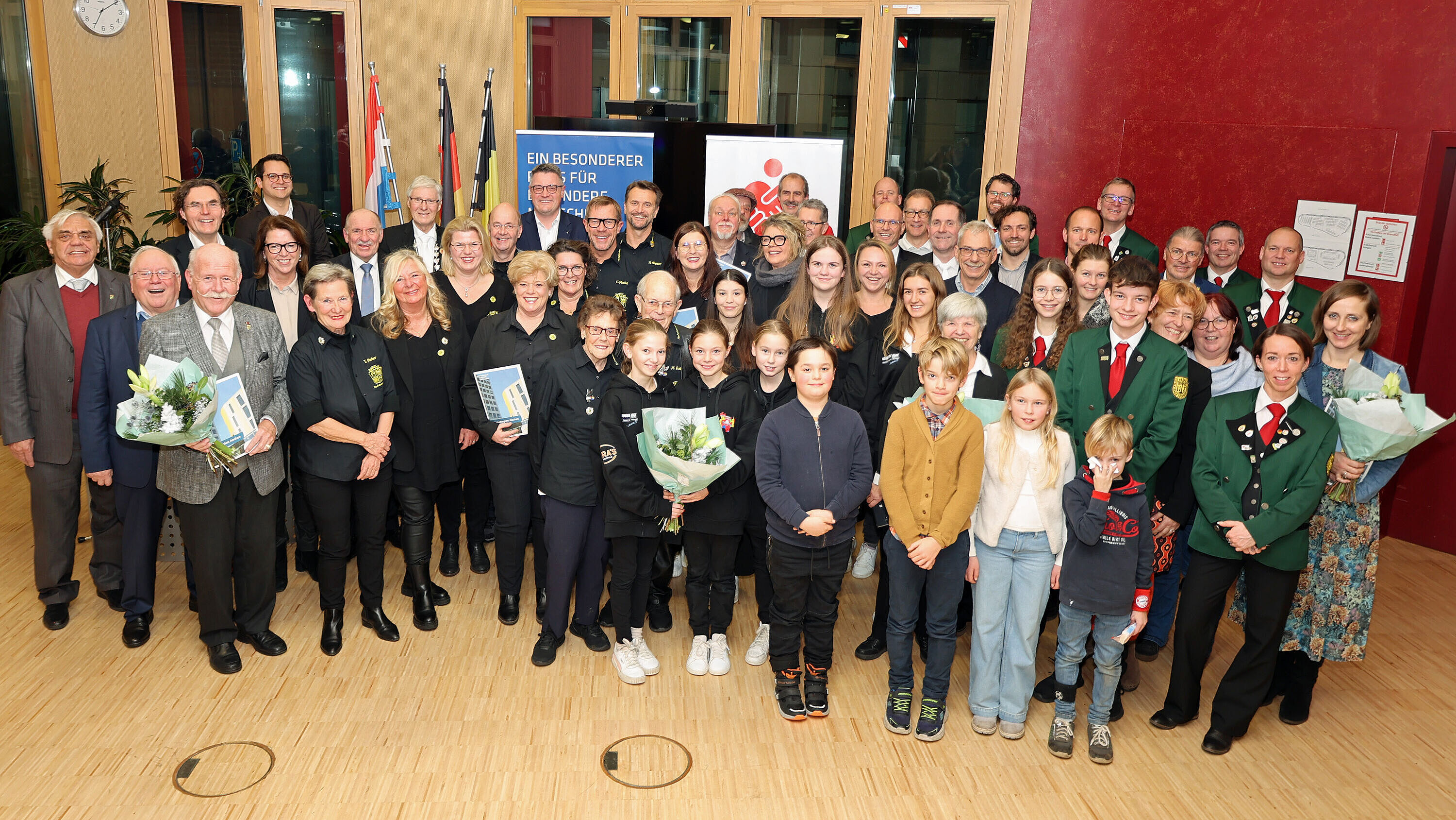 Gruppenfoto von allen Preisträgern und Gratulanten