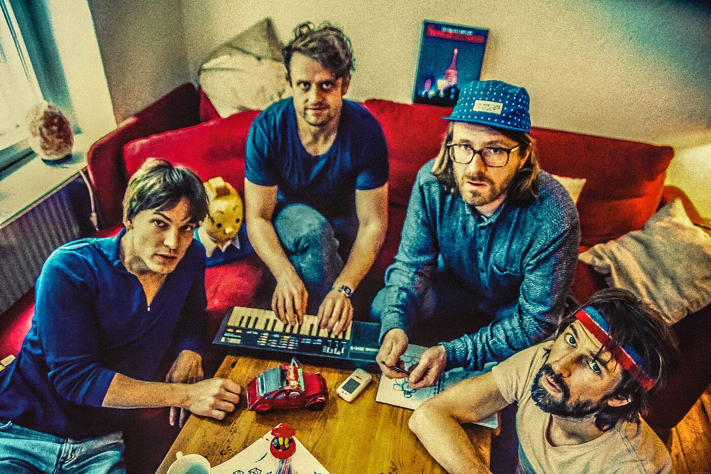 Die Band auf Sofa sitzend