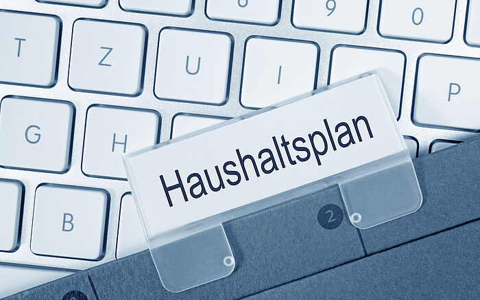 Tastatur mit Mappe Haushaltsplan