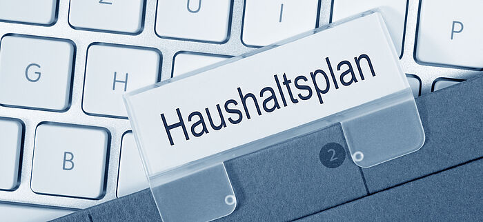 Tastatur mit Mappe Haushaltsplan