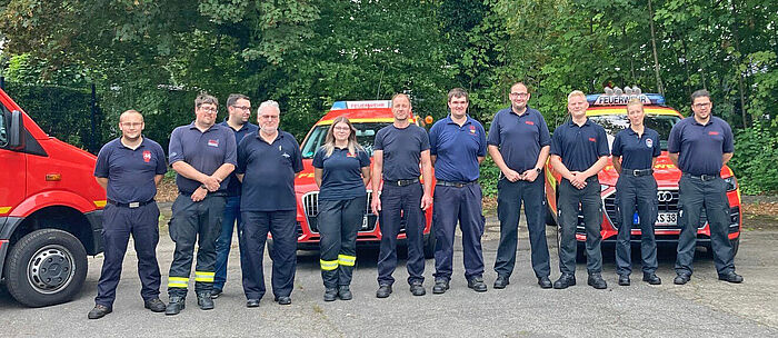 Eine GRuppe Feuerwqehrleute ist stolz auf den abgeschlossenen Lehrgang