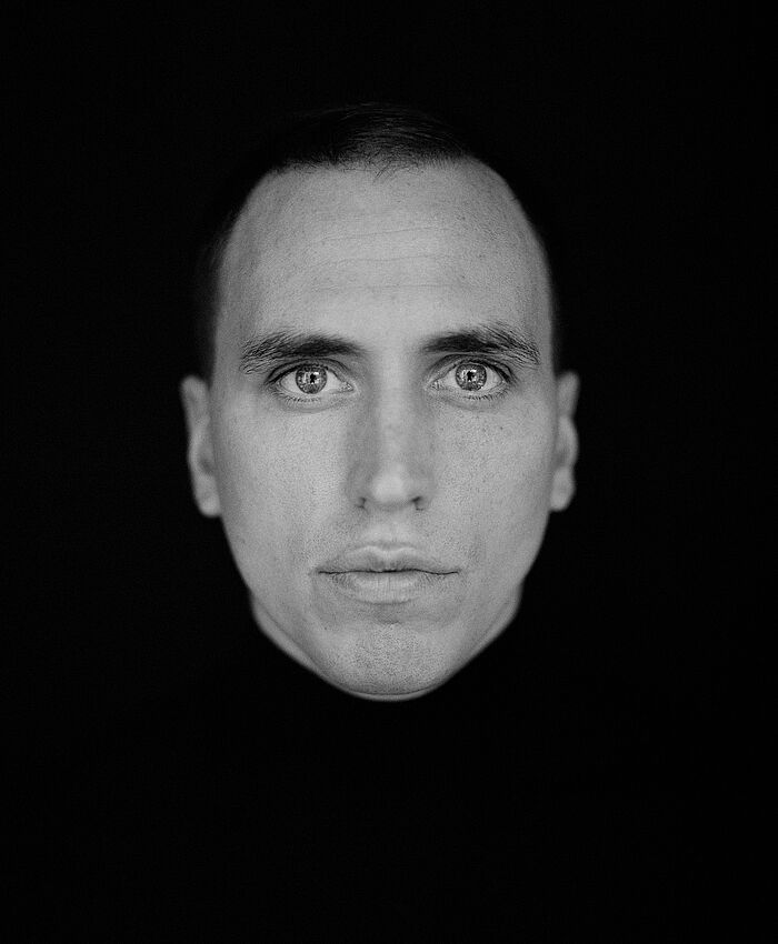 Frontale Nahaufnahme des Musikers Martin Kohlstedt