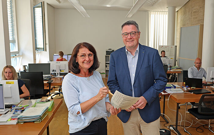 Städteregionsrat Dr. Tim Grüttemeier und die Leiterin der „Task Force Elterngeld“, Birgit Katterbach