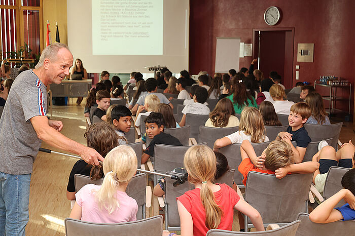 Voll in seinem Element war Heiner Kemmer, der die Schülerinnen und Schüler aus Aachen nicht lange um ihre Ideen für den gemeinsamen Roman rund um die junge Heldin Mascha bitten musste.