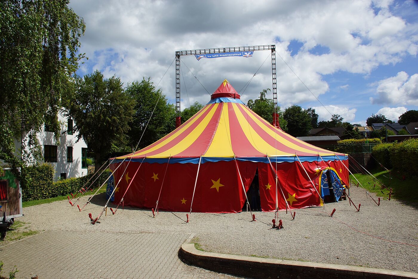 Das Zirkuszelt von Circus Soluna auf dem Festzeltplatz in Monschau Konzen